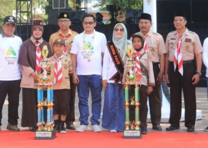 2 Bocah SD di Kabupaten Pemalang Bangga Terima Piala Bergilir dari Bupati