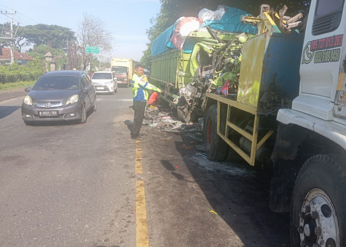 Adu Banteng Bus dan Truk di Demak, 1 Meninggal di Tempat