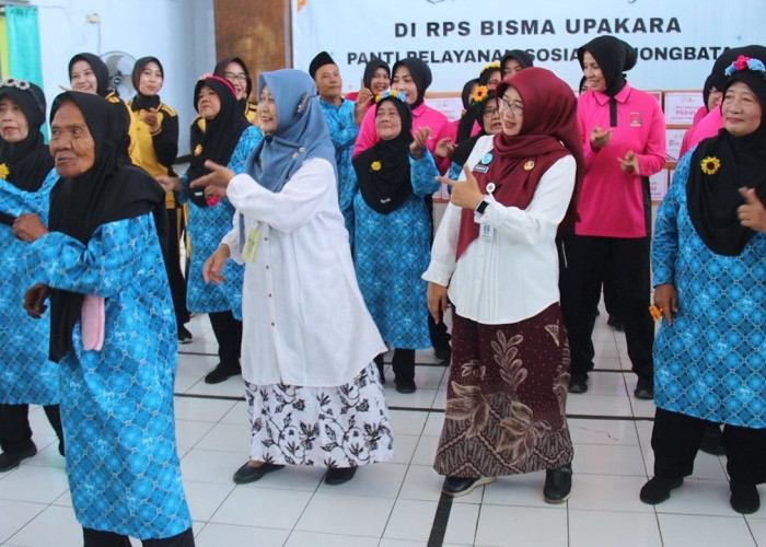 Bikin Suasana Panti Lebih Ceria, Polwan Polres Pemalang Ajak Lansia Bernyanyi dan Menari