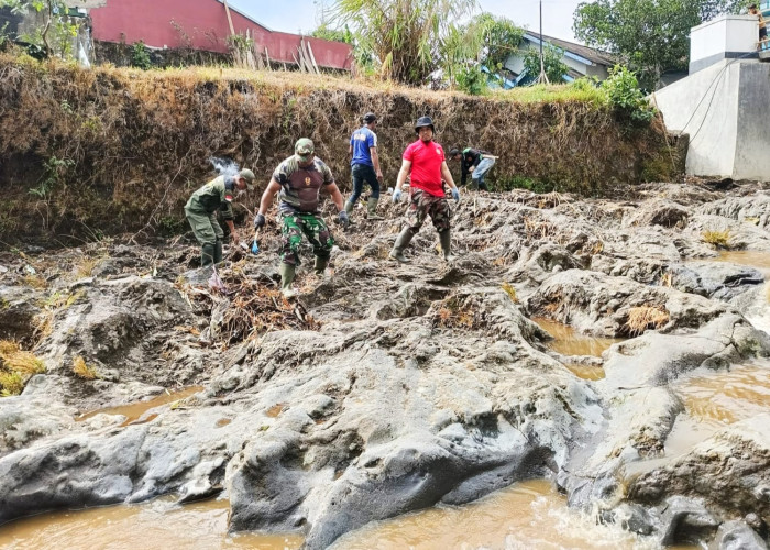 Kodim Pemalang Bersihkan Sungai Rejasa 