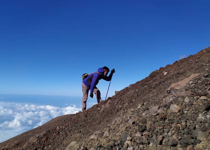 7 Jalur Pendakian Gunung Slamet Mulai dari yang Sulit Hingga yang Mudah Dilalui. Kamu Berani Coba?