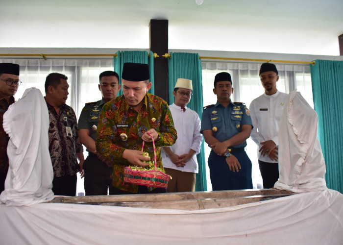 Pj Bupati Tegal Ziarah ke Makam Pendiri Kabupaten Tegal