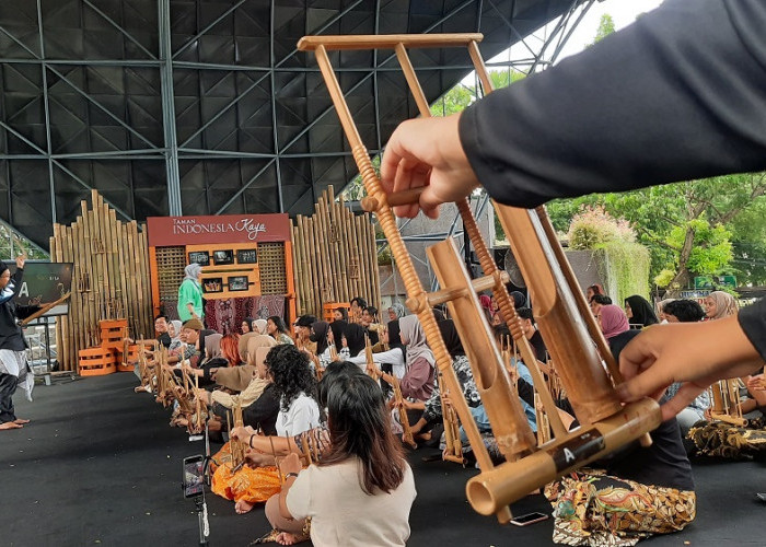 Sembari Ngabuburit, Puluhan Remaja Belajar Angklung di Taman Indonesia Kaya Semarang