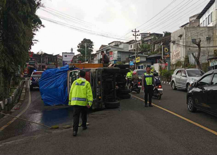 Oleng, Truk Bermuatan Batok Kelapa Alami Kecelakaan di Wonosobo