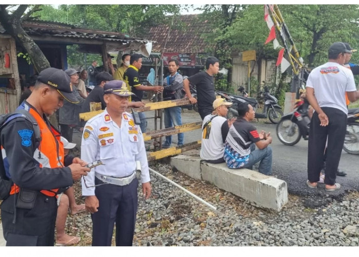 Palang Pintu Perlintasan di Toroh Grobogan Rusak Akibat Kecelakaan, Dinas Terkait Lakukan Perbaikan