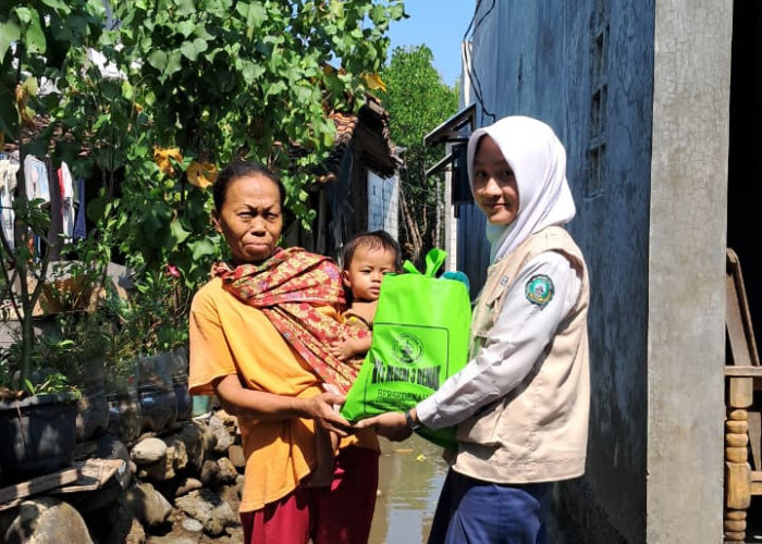 Dari Pada Kunvoi, Pelajar Di Demak Pilih Rayakan Kelulusan Bersama Korban Genangan Air Rob 