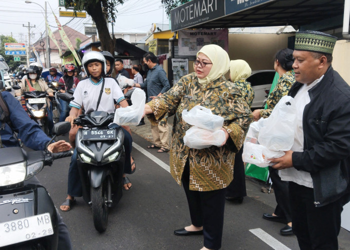 Ratusan Takjil Dibagikan Kejari Salatiga Ludes Diserbu Warga dalam Hitungan Menit