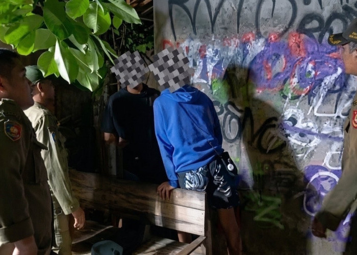 Patroli Malam Satpol PP Solo Pergoki Dua Pelajar Corat-coret Fasilitas Umum di Joglo