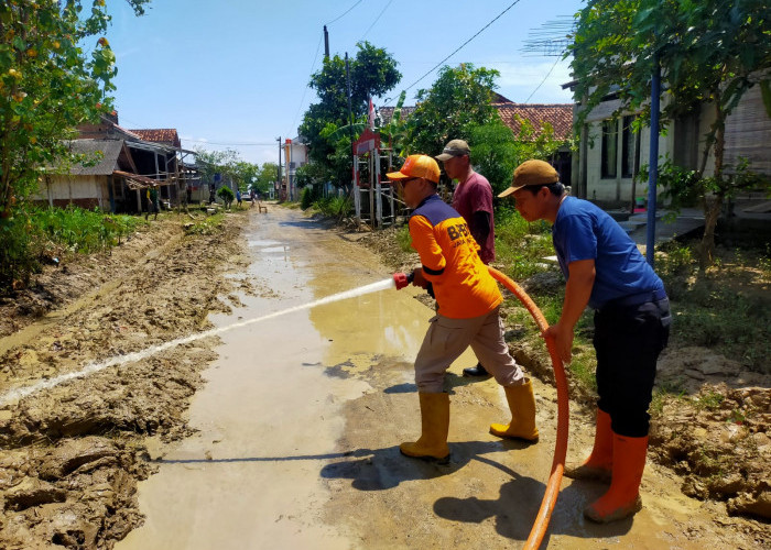 BPBD Kabupaten Tegal Berjibaku Bersihkan Lumpur Jalan Desa 