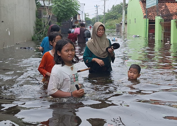 Tanggul Sungai Meduri Jebol, Warga Pasirsari Kota Pekalongan Terpaksa Mengungsi