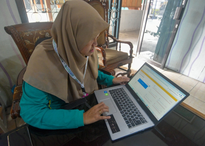 Semua data yang diperoleh saat terjun ke lapangan, dia masukkan ke aplikasi khusus Agen Pesiar. Peserta JKN aktif di Desa Banjarsari, tercatat sebanyak 4.410 orang, dari jumlah penduduknya mencapai 6.441 jiwa. (Achmad Fazeri/Disway Jateng)