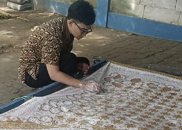 Anak Muda Pekalongan Pakai Software Gambar Komik Buat Desain Batik Tulis