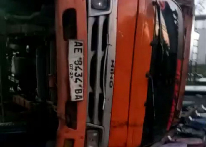 Gagal Menanjak, Truk Tabrak SPBU Silayur Ngaliyan Semarang