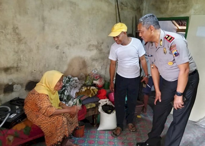 Rumah Direnovasi, Warga Lebaksiu Tegal Juga Sumringah Dapat Listrik Gratis dari Polisi