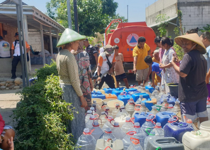 Sumur dan Sungai Kering, Ratusan Warga Suradadi Tegal Berebut Air Bersih