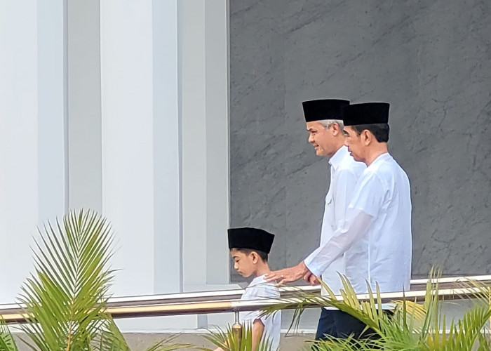 Ganjar dan Jokowi Kompak Jumatan Bareng di Masjid Sheikh Zayed Solo