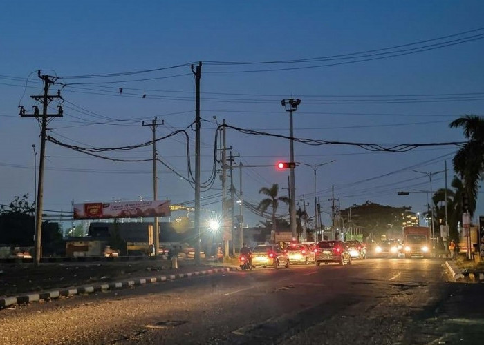 HATI-HATI! Jalan Pantura Pati Gelap Gulita Gegara Listrik Padam, Warga dan Anak Punk Turun Tangan Atur Lalu Li