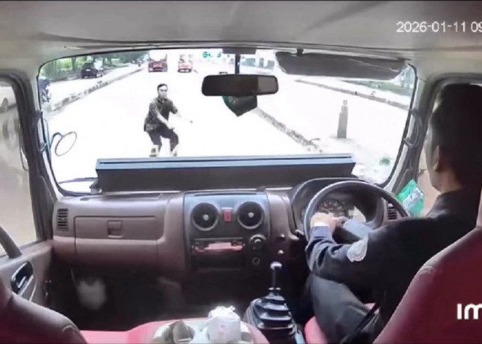 Pria Diduga Sengaja Menabrakkan Diri ke Feeder Trans Semarang di Kaligawe, Terekam CCTV