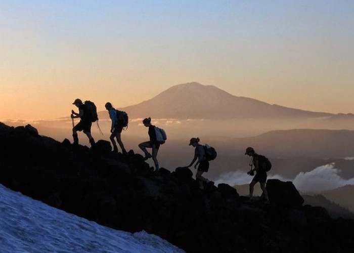 6 Rekomendasi Gunung Yang Cocok Untuk Pendaki Pemula, Anda Wajib Coba!
