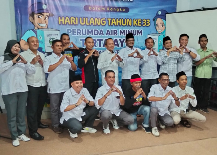 Perumda Air Minum Tirta Ayu Kabupaten Tegal Serahkan secara Simbolis Bantuan Sembako