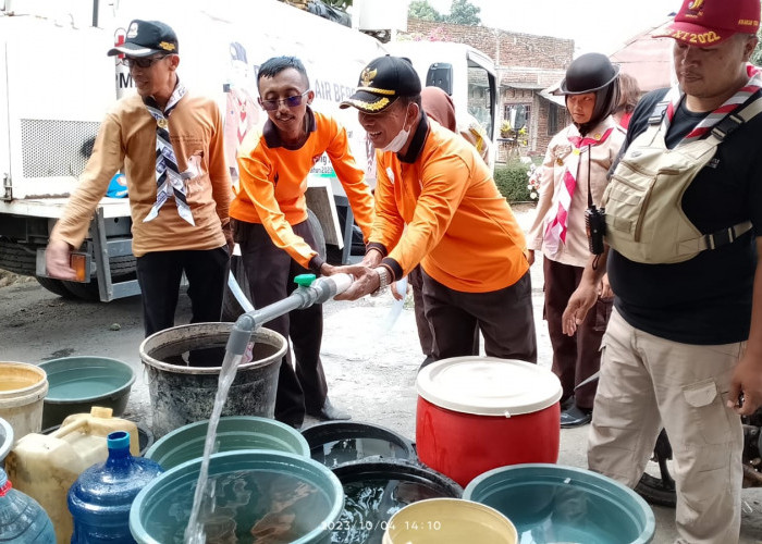 Warga Kecamatan Jatinegara Kabupaten Tegal Dapat Bantuan Air dari Anggota Pramuka