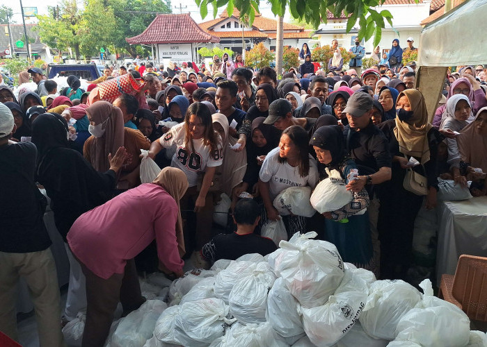 Ribuan Warga di Pemalang Berdesakan di Pasar Murah Ramadan Berebut Paket Sembako 