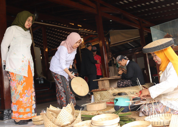 Pikat Pengunjung TMII,  Wabup Cantik Pamer Tradisi Seni dan UMKM Kudus 