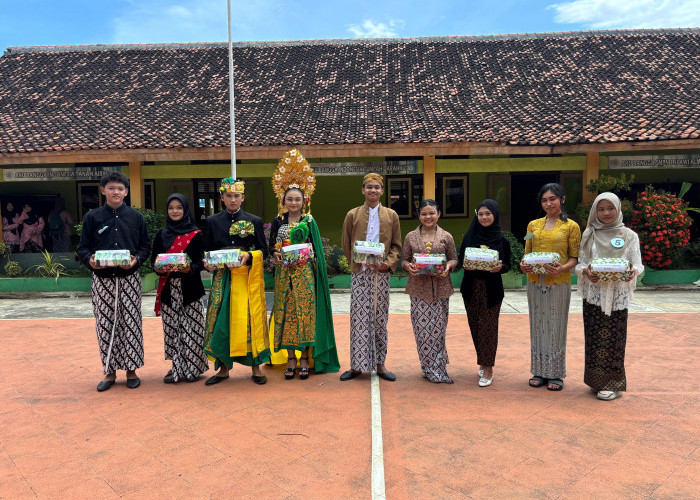 SMP Negeri 1 Slawi Adakan Fashion Show Pakaian Adat Nusantara