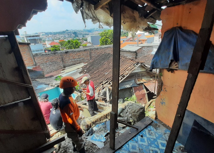 Akibat Hujan Deras, Talud Longsor Timpa Dua Rumah di Bongsari Semarang 