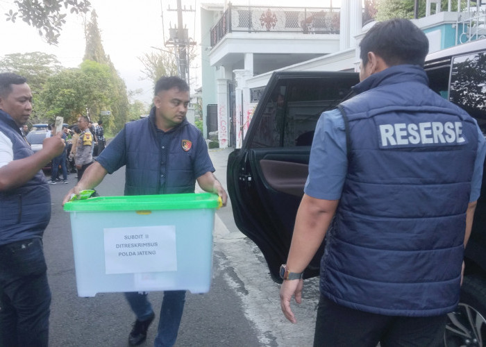 Penyidik Gotong Satu Boks BB, Rumah Nicho Ditempeli Stiker Pengawasan Subdit II Ditreskrimsus Polda Jateng
