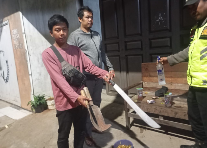 Polisi Temukan Senjata Tajam dan Miras Saat Geledah Tempat Nongkrong Pemuda Bebel Wonokerto