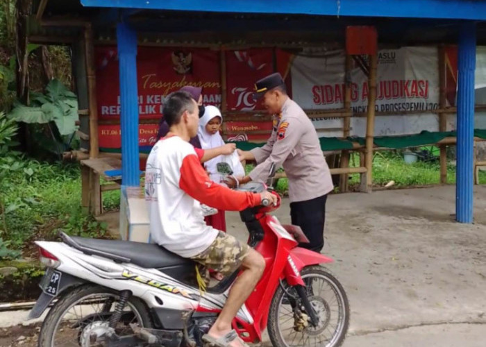 Gelar Aksi Sosial Bulan Ramadhan di Wonosobo, Polsek Kertek Bagi-bagi Takjil Gratis