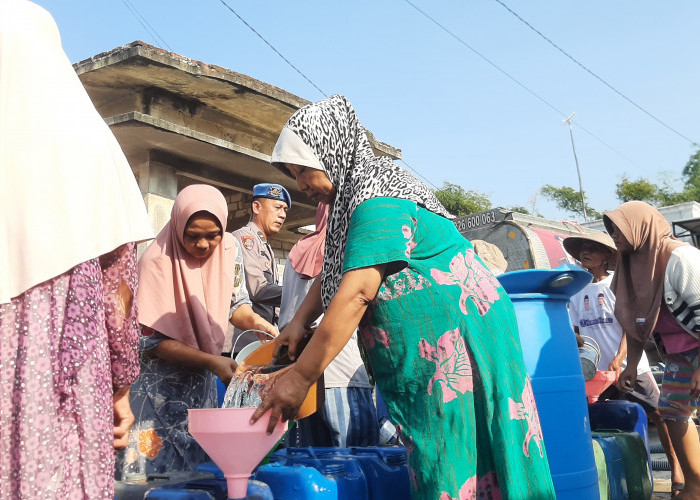 Atasi Kekeringan, Polres Rembang dan IJTI Salurkan 50.000 Liter Air Bersih di Pamotan