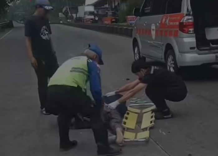 Gagal Menyalip, Pengendara Yamaha Xeon Tabrak Belakang Mini Bus di Jalan Lingkar Salatiga Hingga Terpental