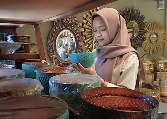 Imbas Dolar Capai Rp18 Ribu, Pesanan Perajin Tembaga di Cepogo Boyolali Turun hingga 70 Persen