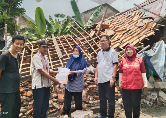 PMI Kabupaten Tegal Bantu Korban Rumah Roboh di Desa Trayeman