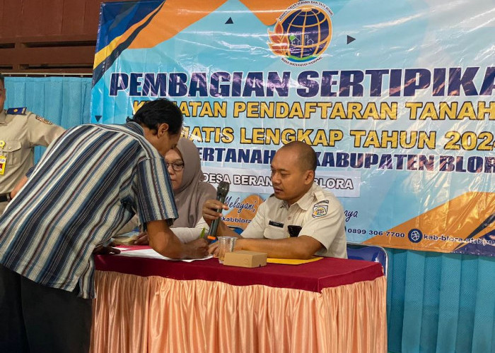 Puluhan Sertifikat Tanah dari Program PTSL 2024 di Beran Blora Diserahterimakan