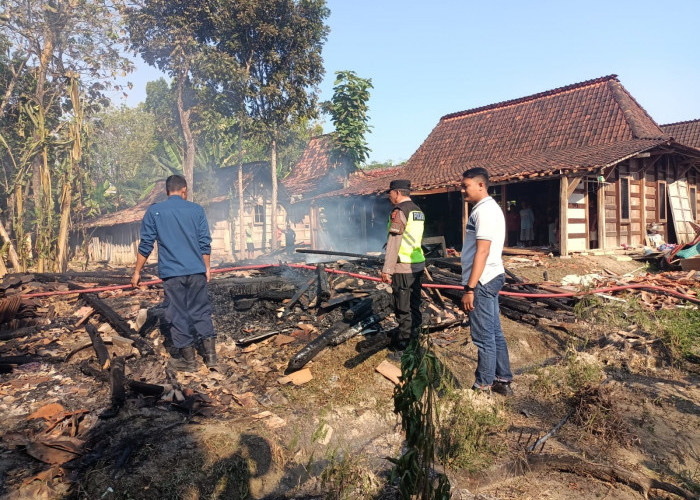Sebuah Rumah di Toroh Ludes Terbakar, Pemicu Diduga dari Kompor Gas yang Masih Menyala