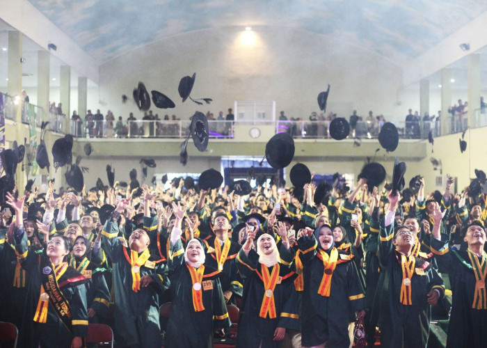 965 Mahasiswa Resmi Diwisuda, UPS Cetak Lulusan Berdampak Global