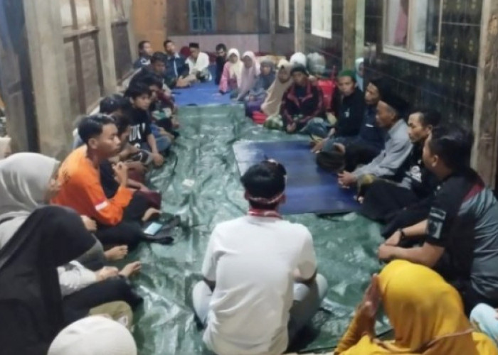 54 Warga Desa Tundagan Kabupaten Pemalang Berbuka dan Sahur di Pengungsian