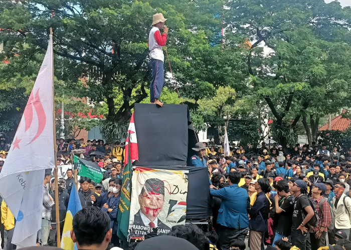 Ribuan Mahasiswa Semarang Gelar Aksi Demo di Depan Gedung DPRD Jawa tengah  