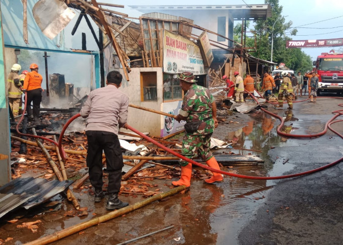 Sebanyak 6 Kios di Karangdadap Pekalongan Ludes Terbakar Ludes Terbakar