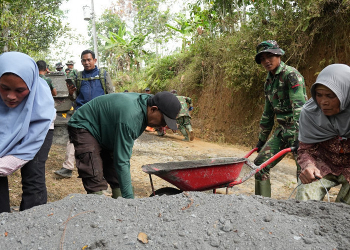 Gotong Royong, Emak-emak Turun Tangan Bantu Cor Jalan TMMD di Watuduwur 