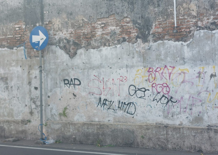 Miris! Tembok Bersejarah Keraton Solo Jadi Sasaran Vandalisme