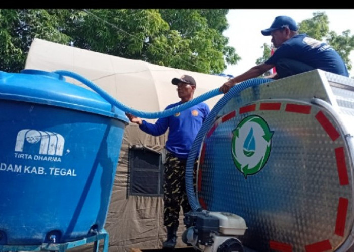 Krisis Air Bersih, PDAM Kabupaten Tegal Dropping Kebutuhan Air di Posko Pengungsian Desa Padasari