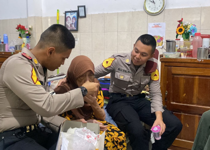 Saat Taruna Akpol Belajar Arti Kepedulian dari Senyum Para Lansia di Panti Jompo Banjarsari Solo