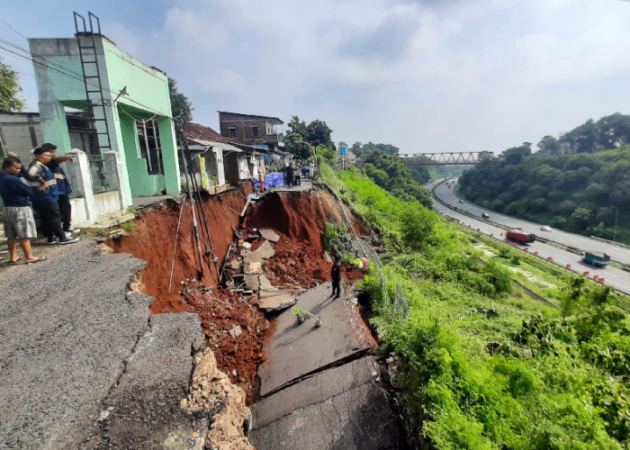 Jalan di Samping Tol Jatingaleh Semarang Longsor, 16 Jiwa Diungsikan 