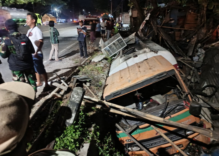 Diduga Rem Blong, Truk Tangki Minyak Goreng Tabrak 3 Motor dan Hantam Kios Tambal Ban di Turunan Bawen