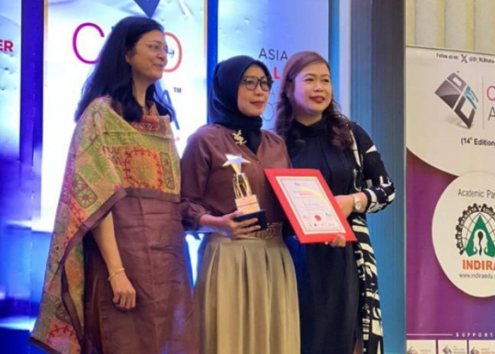 Cakep, Dekan FKIP UPS Terima CMO Asia Award
