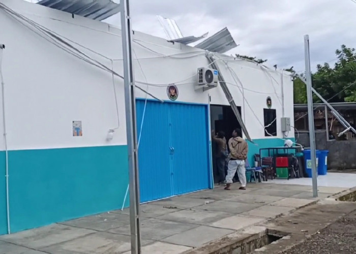 Angin Kencang Terjang Mangkang Kulon Semarang, Atap MBG Roboh dalam Hitungan Detik